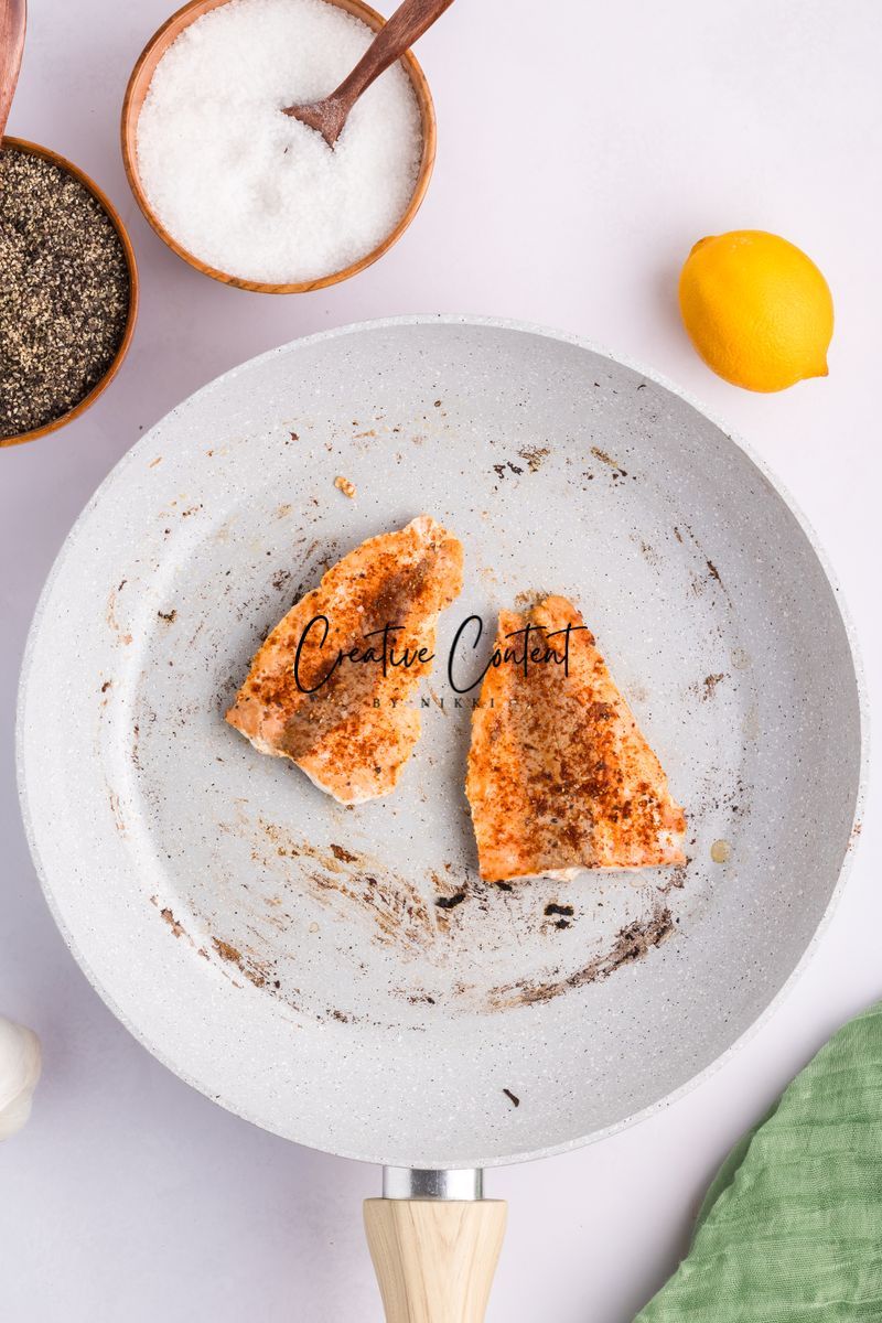 Salmon Caesar Salad + Homemade Dressing - Exclusive