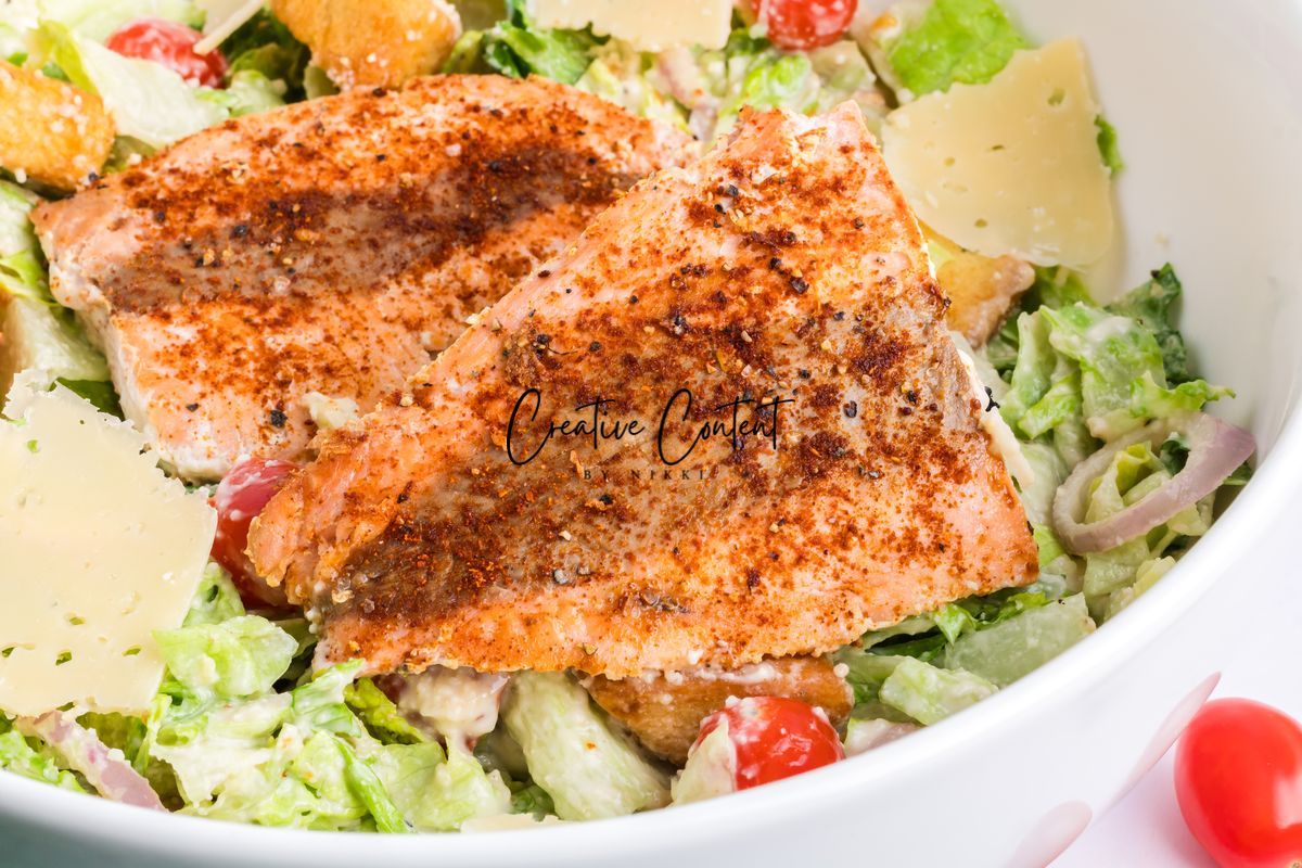 Salmon Caesar Salad + Homemade Dressing - Exclusive