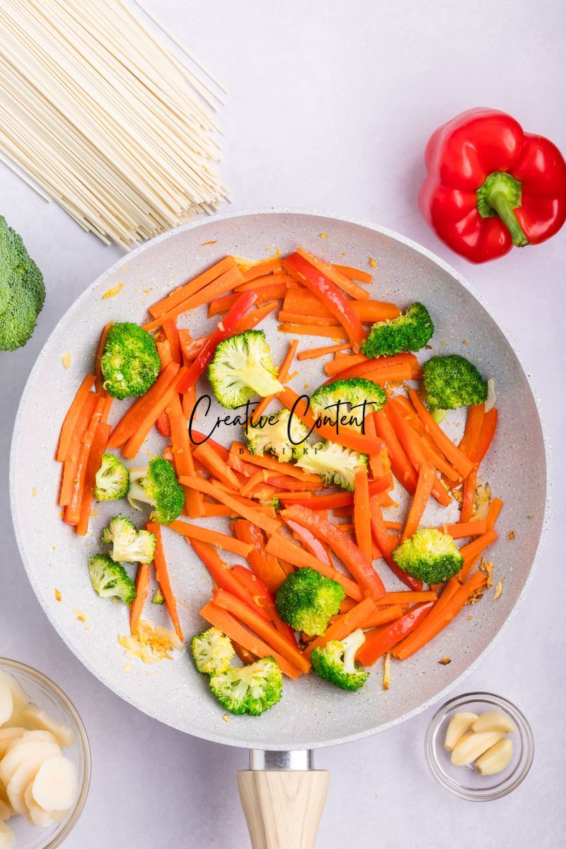 Vegetable Lo Mein - Exclusive